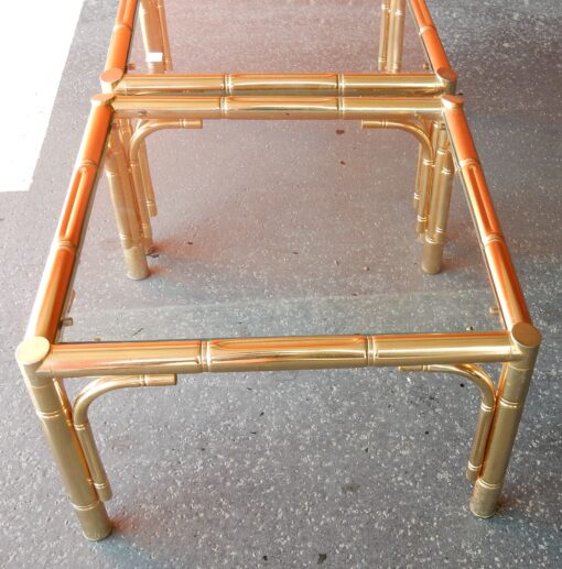 1970' Paire de Tables ou Bouts de Canapés Style Maison Jansen Décor Bambou en Métal Doré 64 x64 cm – Image 7