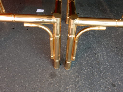 1970' Paire de Tables ou Bouts de Canapés Style Maison Jansen Décor Bambou en Métal Doré 64 x64 cm – Image 8