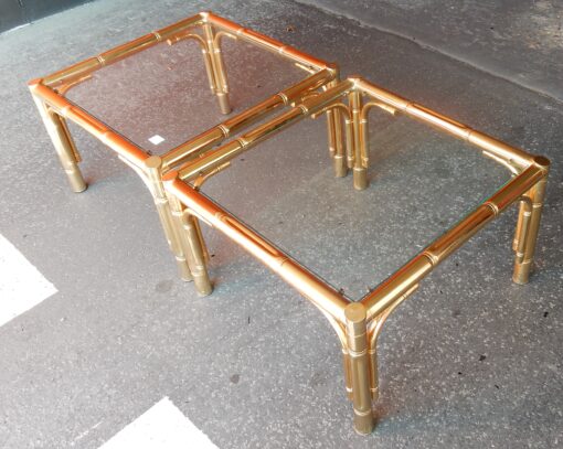 1970' Paire de Tables ou Bouts de Canapés Style Maison Jansen Décor Bambou en Métal Doré 64 x64 cm – Image 5