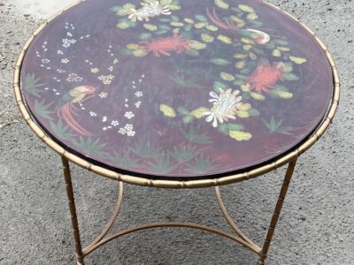 1950/70′ Table Basse Ronde Bronze Décor Bambou, Plateau Laque de Chine Rouge Style Maison Baguès