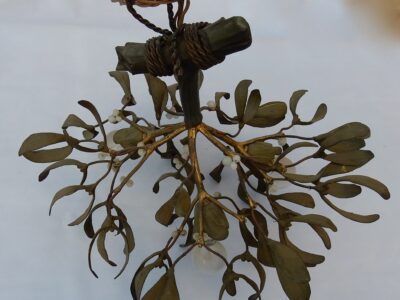 1900 ′ Art Nouveau Bronze Mistletoe Ball Chandelier has 3 Lights 40 x 45 cm Sockets In The Shape Of Tulips