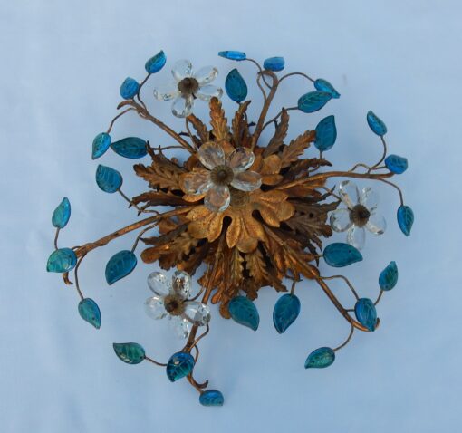 1970′ Plafonnier ou Applique à Décor de Fleurs et Feuilles en Métal Doré Et Verre Coloré Bleu Maison Baguès Ou Banci – Image 2