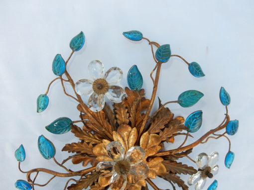 1970′ Plafonnier ou Applique à Décor de Fleurs et Feuilles en Métal Doré Et Verre Coloré Bleu Maison Baguès Ou Banci – Image 5