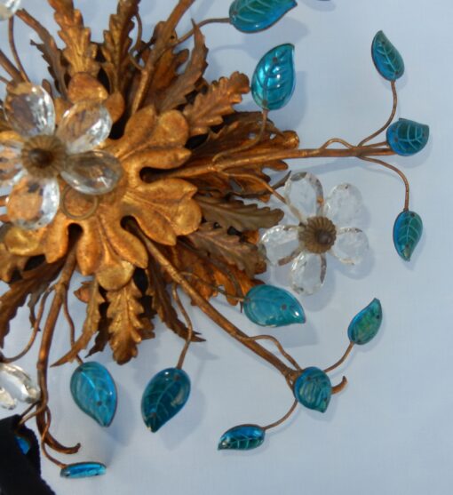 1970′ Plafonnier ou Applique à Décor de Fleurs et Feuilles en Métal Doré Et Verre Coloré Bleu Maison Baguès Ou Banci – Image 6