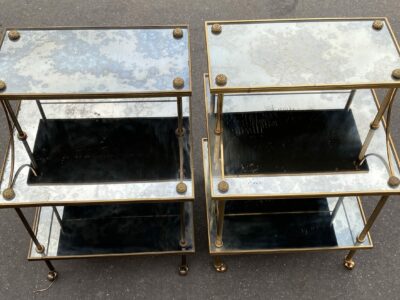 1970′ Paire D'Étagères à 3 Niveaux En Escalier Maison Baguès En Laiton et Plateaux Miroirs Oxydés Vieillis