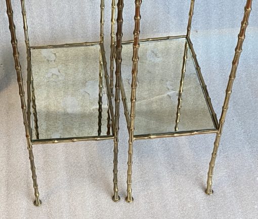 1950/70′ Paire de Tables en Bronze Doré Décor Bambou à 2 Niveaux Maison Baguès Plateaux Miroirs Vieillis Oxydés 34X 20 x 60 cm – Image 6