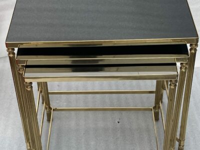1970′ Tables Gigognes Maison Baguès, 3 Plateaux Miroir Noir et Montants Cannelés
