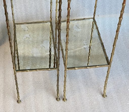1950/70′ Paire de Tables en Bronze Doré Décor Bambou à 2 Niveaux Maison Baguès Plateaux Miroirs Vieillis Oxydés 34X 20 x 60 cm – Image 5