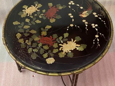 1950/70′ Table Basse Ronde Bronze Décor Bambou, Plateau Laque de Chine Noire Style Maison Baguès