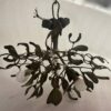 1900′ Lustre Boule de Gui en Bronze Art Nouveau à 3 Ampoules ∅ 44 cm H 37 cm Douilles En Forme De Tulipes – Image 2