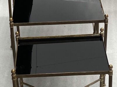 1970′ Série De 3 Tables Gigognes Maison Baguès En Bronze Doré, 3 Plateaux Verre Noirci 38 X 50 X H 47 cm