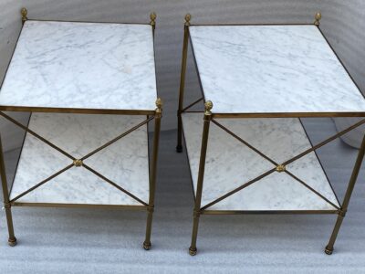 1950/70' Paire De Bouts De Canapés en Laiton à 2 Niveaux Maison Baguès Plateaux Marbre Blanc Veiné 42 X 50 X H 54 cm