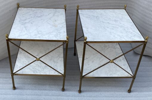 1950/70' Paire De Bouts De Canapés en Laiton à 2 Niveaux Maison Baguès Plateaux Marbre Blanc Veiné 42 X 50 X H 54 cm