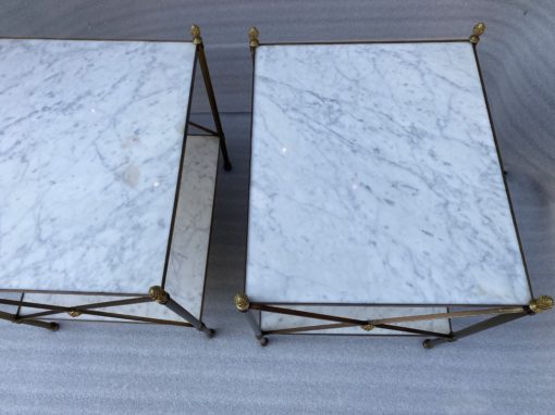 1950/70' Paire De Bouts De Canapés en Laiton à 2 Niveaux Maison Baguès Plateaux Marbre Blanc Veiné 42 X 50 X H 54 cm – Image 6