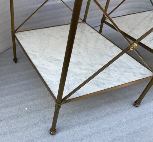 1950/70' Paire De Bouts De Canapés en Laiton à 2 Niveaux Maison Baguès Plateaux Marbre Blanc Veiné 42 X 50 X H 54 cm – Image 9