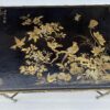 1950′ Table Maison Baguès Ou Maison Jansen Décor Bambou en Bronze Doré Avec Plateau Laque de Chine Aux  Oiseaux Et Fleurs  42 X 56 X H 45 CM – Image 16