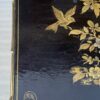 1950′ Table Maison Baguès Ou Maison Jansen Décor Bambou en Bronze Doré Avec Plateau Laque de Chine Aux  Oiseaux Et Fleurs  42 X 56 X H 45 CM – Image 15