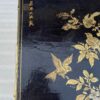 1950′ Table Maison Baguès Ou Maison Jansen Décor Bambou en Bronze Doré Avec Plateau Laque de Chine Aux  Oiseaux Et Fleurs  42 X 56 X H 45 CM – Image 14