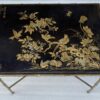 1950′ Table Maison Baguès Ou Maison Jansen Décor Bambou en Bronze Doré Avec Plateau Laque de Chine Aux  Oiseaux Et Fleurs  42 X 56 X H 45 CM – Image 13