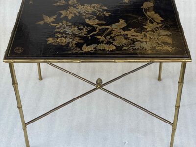 1950′ Table Maison Baguès Ou Maison Jansen Décor Bambou en Bronze Doré Avec Plateau Laque de Chine Aux  Oiseaux Et Fleurs  42 X 56 X H 45 CM