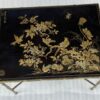 1950′ Table Maison Baguès Ou Maison Jansen Décor Bambou en Bronze Doré Avec Plateau Laque de Chine Aux  Oiseaux Et Fleurs  42 X 56 X H 45 CM – Image 2