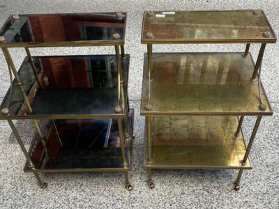 1970′ Paire Étagères à 3 Niveaux En Escalier Maison Baguès En Laiton et Plateaux Dorés à L’Or Et Miroirs Oxydés Vieillis