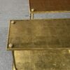 1950/70′ Paire De Bouts De Canapé Rectangulaires Maison Baguès Laiton et Bronze Plateaux Feuilles d or Fixées Sous Verre 61 X 31cm – Image 11