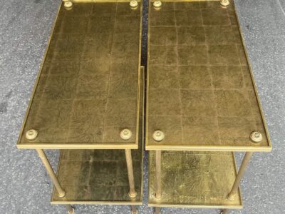 1950/70′ Paire De Bouts De Canapé Rectangulaires Maison Baguès Laiton et Bronze Plateaux Feuilles d or Fixées Sous Verre 61 X 31cm