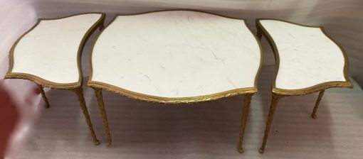 1970′ Table Tripartite Maison Charles Forme Arbaléte, Jansen Ou Baguès Décor Palmier en Bronze Doré avec Plateaux Marbre Blanc