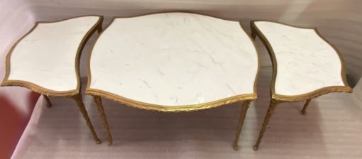 1970′ Table Tripartite Maison Charles Forme Arbaléte, Jansen Ou Baguès Décor Palmier en Bronze Doré avec Plateaux Marbre Blanc – Image 2