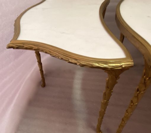 1970′ Table Tripartite Maison Charles Forme Arbaléte, Jansen Ou Baguès Décor Palmier en Bronze Doré avec Plateaux Marbre Blanc – Image 3