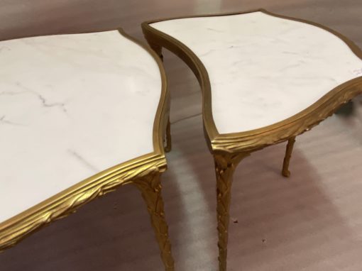 1970′ Table Tripartite Maison Charles Forme Arbaléte, Jansen Ou Baguès Décor Palmier en Bronze Doré avec Plateaux Marbre Blanc – Image 5