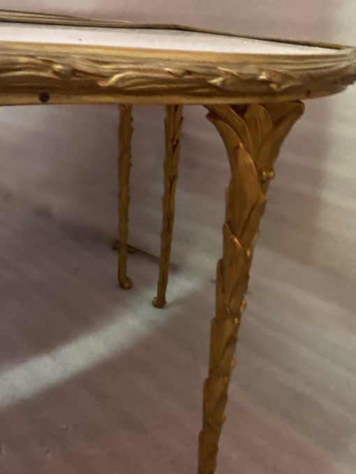 1970′ Table Tripartite Maison Charles Forme Arbaléte, Jansen Ou Baguès Décor Palmier en Bronze Doré avec Plateaux Marbre Blanc – Image 6