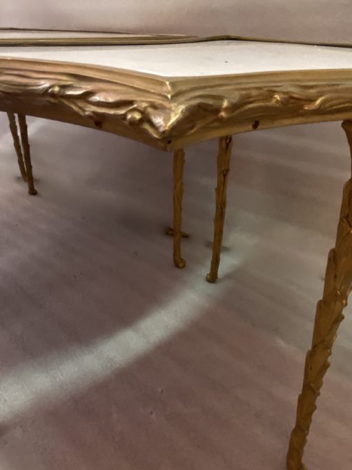 1970′ Table Tripartite Maison Charles Forme Arbaléte, Jansen Ou Baguès Décor Palmier en Bronze Doré avec Plateaux Marbre Blanc – Image 7