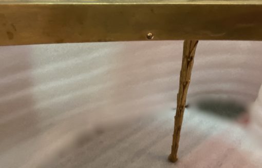 1970′ Table Tripartite Maison Charles Forme Arbaléte, Jansen Ou Baguès Décor Palmier en Bronze Doré avec Plateaux Marbre Blanc – Image 8