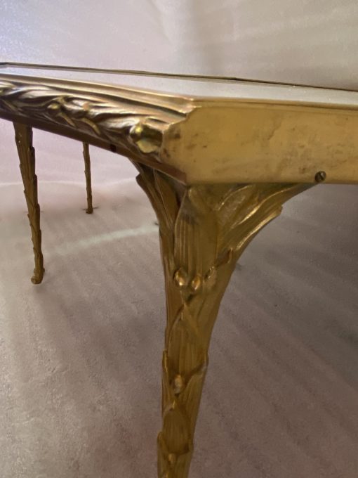 1970′ Table Tripartite Maison Charles Forme Arbaléte, Jansen Ou Baguès Décor Palmier en Bronze Doré avec Plateaux Marbre Blanc – Image 13