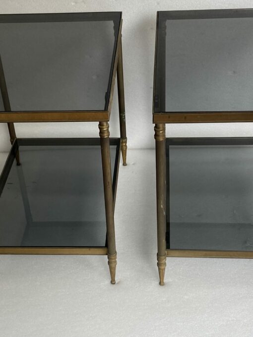 1950/70′ Paire De Bouts De Canapés En Laiton à 2 Niveaux Maison Jansen Plateaux Verre Fumé 56 X 40 X H 54 cm – Image 4