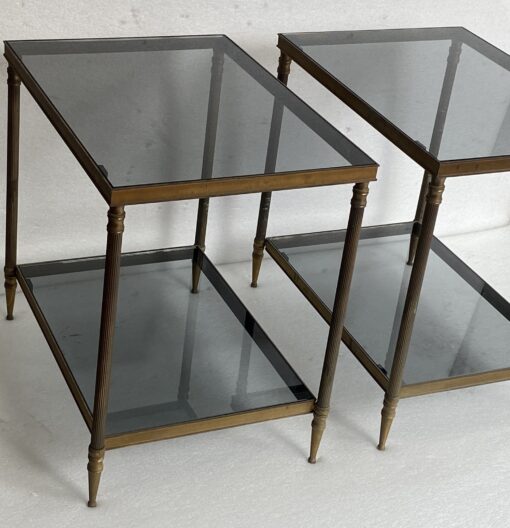 1950/70′ Paire De Bouts De Canapés En Laiton à 2 Niveaux Maison Jansen Plateaux Verre Fumé 56 X 40 X H 54 cm – Image 2