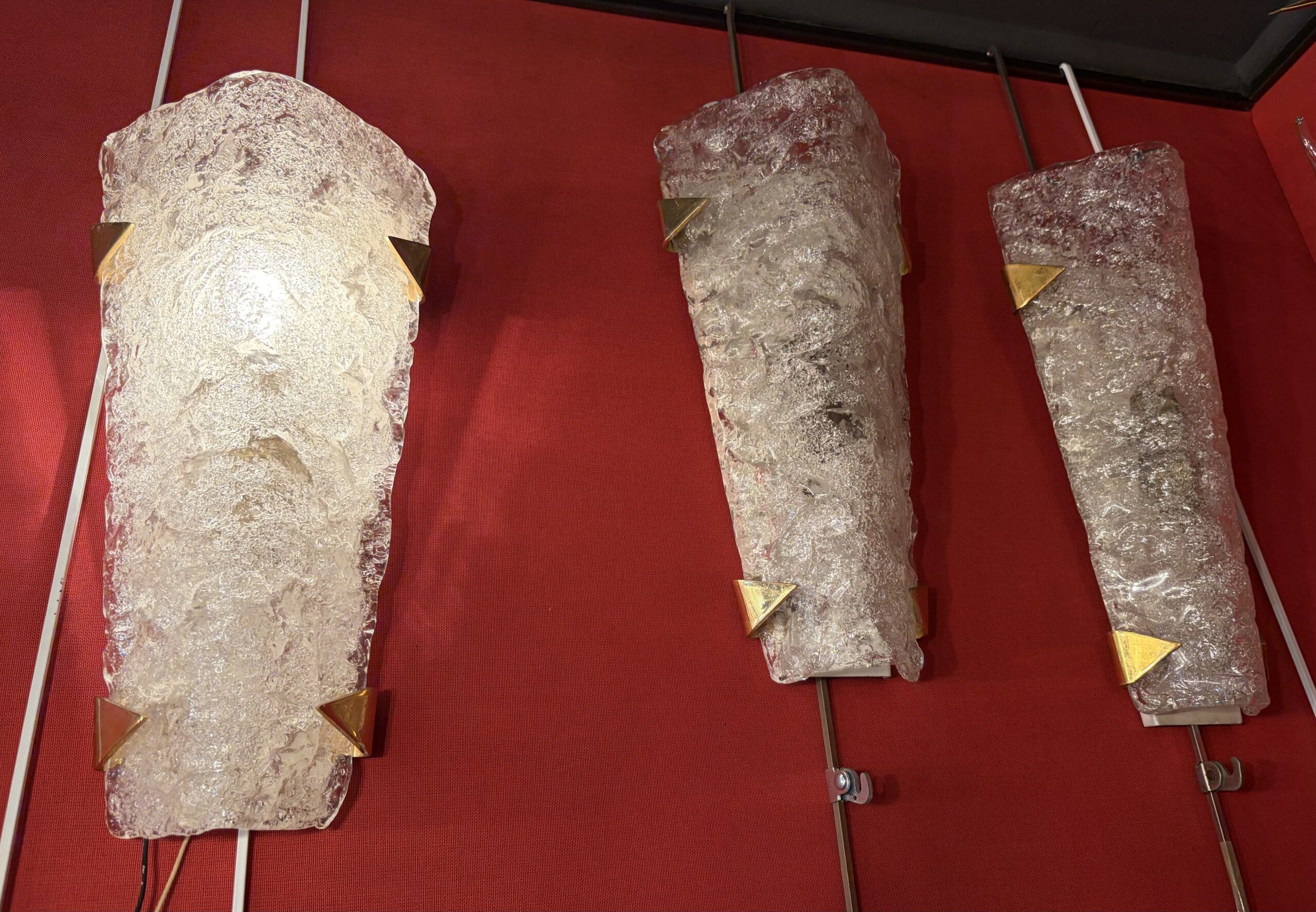 1950/70′ 2 Séries de 3 Appliques en Verre Granité DLG Murano ,Kalmar Avec Griffes en Laiton Doré Attribué A Maison Arlus – Image 14