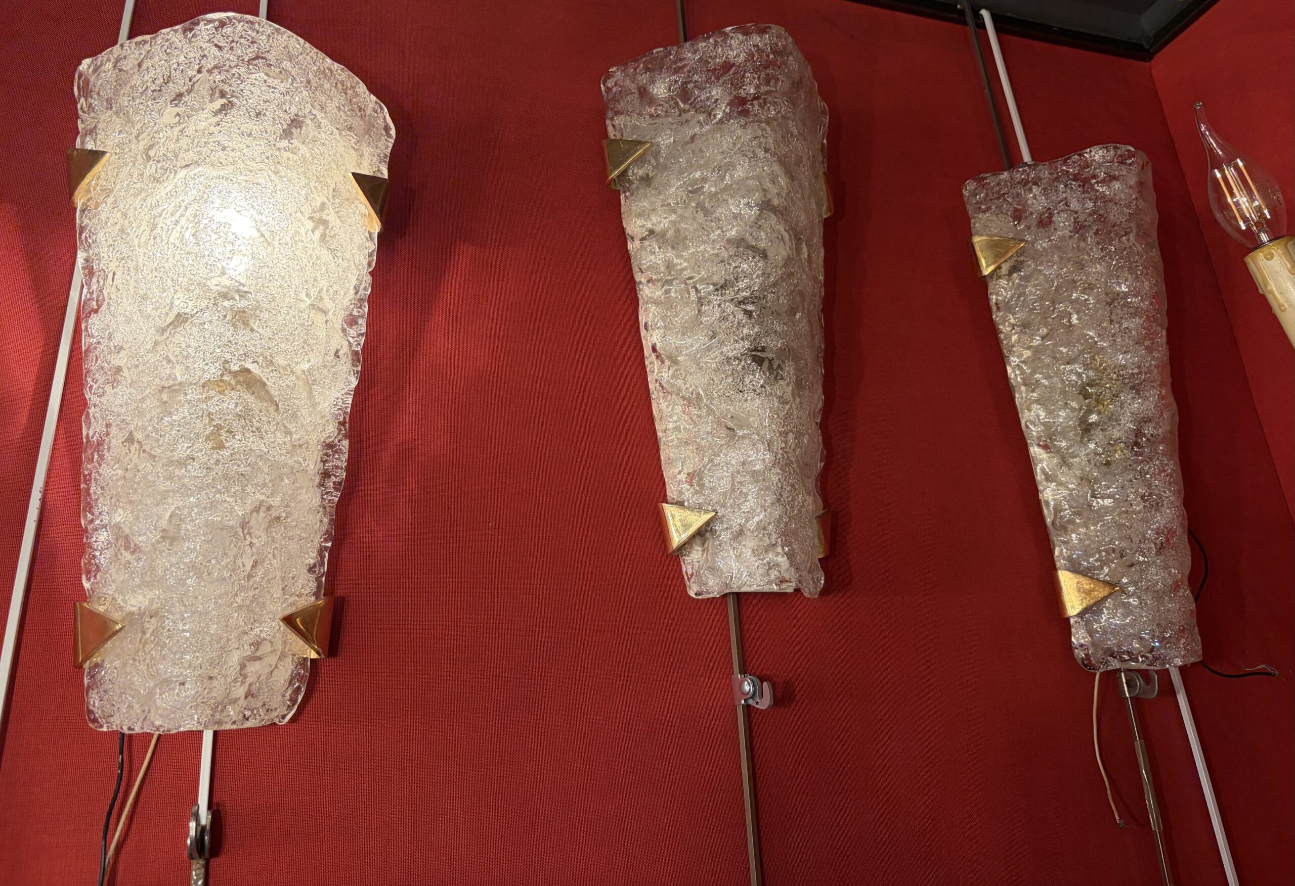 1950/70′ 2 Séries de 3 Appliques en Verre Granité DLG Murano ,Kalmar Avec Griffes en Laiton Doré Attribué A Maison Arlus – Image 13