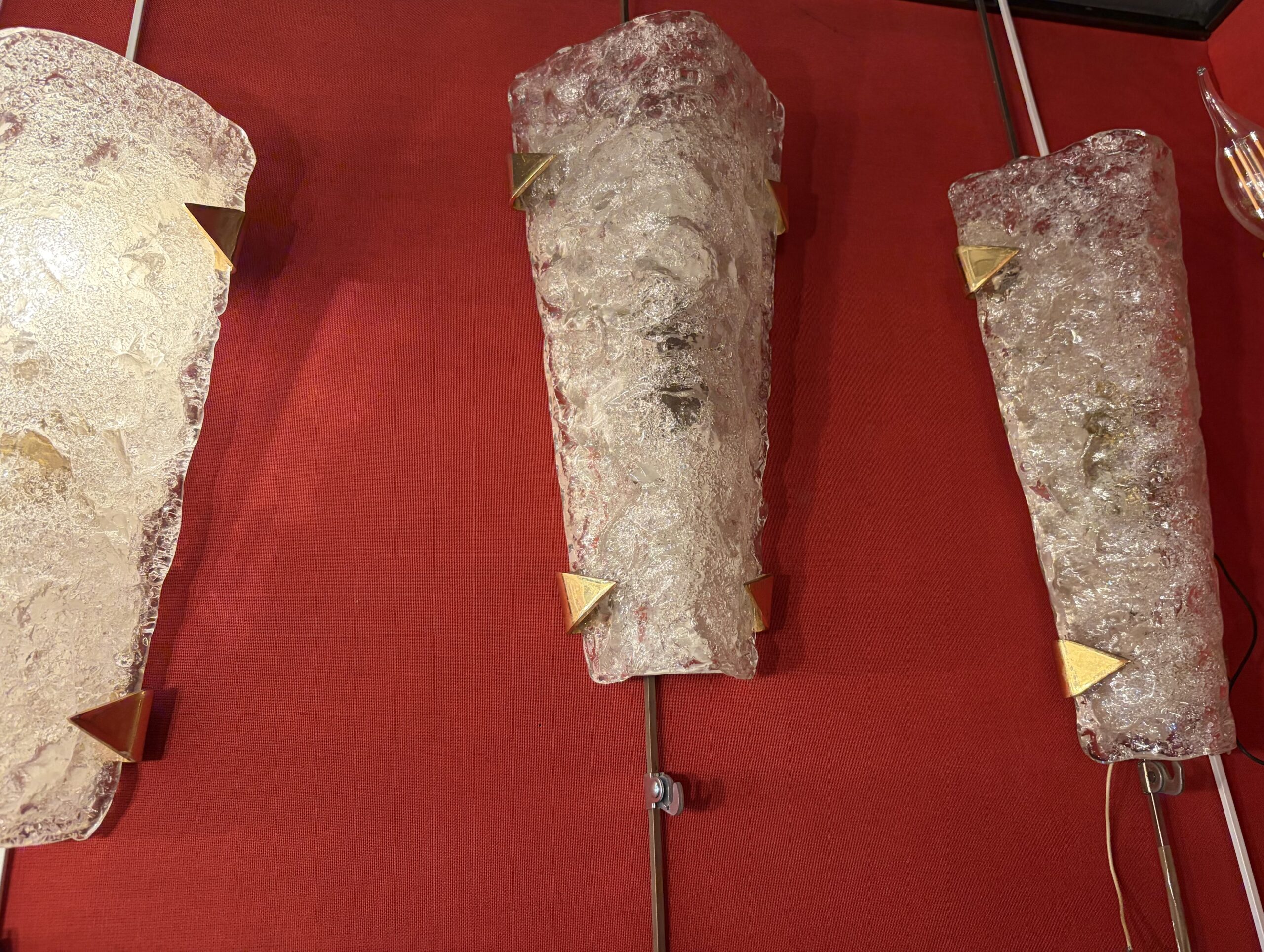 1950/70′ 2 Séries de 3 Appliques en Verre Granité DLG Murano ,Kalmar Avec Griffes en Laiton Doré Attribué A Maison Arlus – Image 12