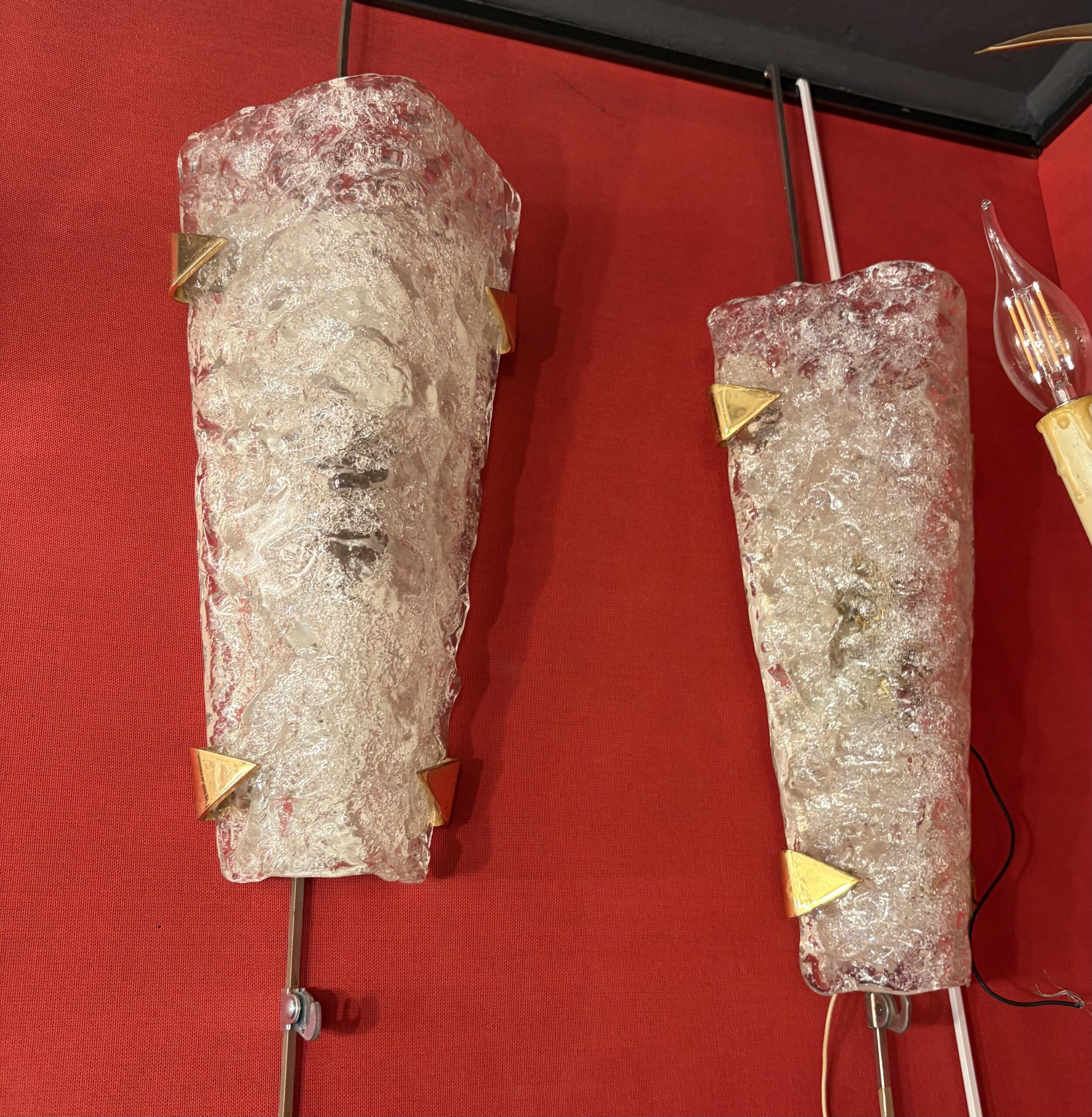 1950/70′ 2 Séries de 3 Appliques en Verre Granité DLG Murano ,Kalmar Avec Griffes en Laiton Doré Attribué A Maison Arlus – Image 11