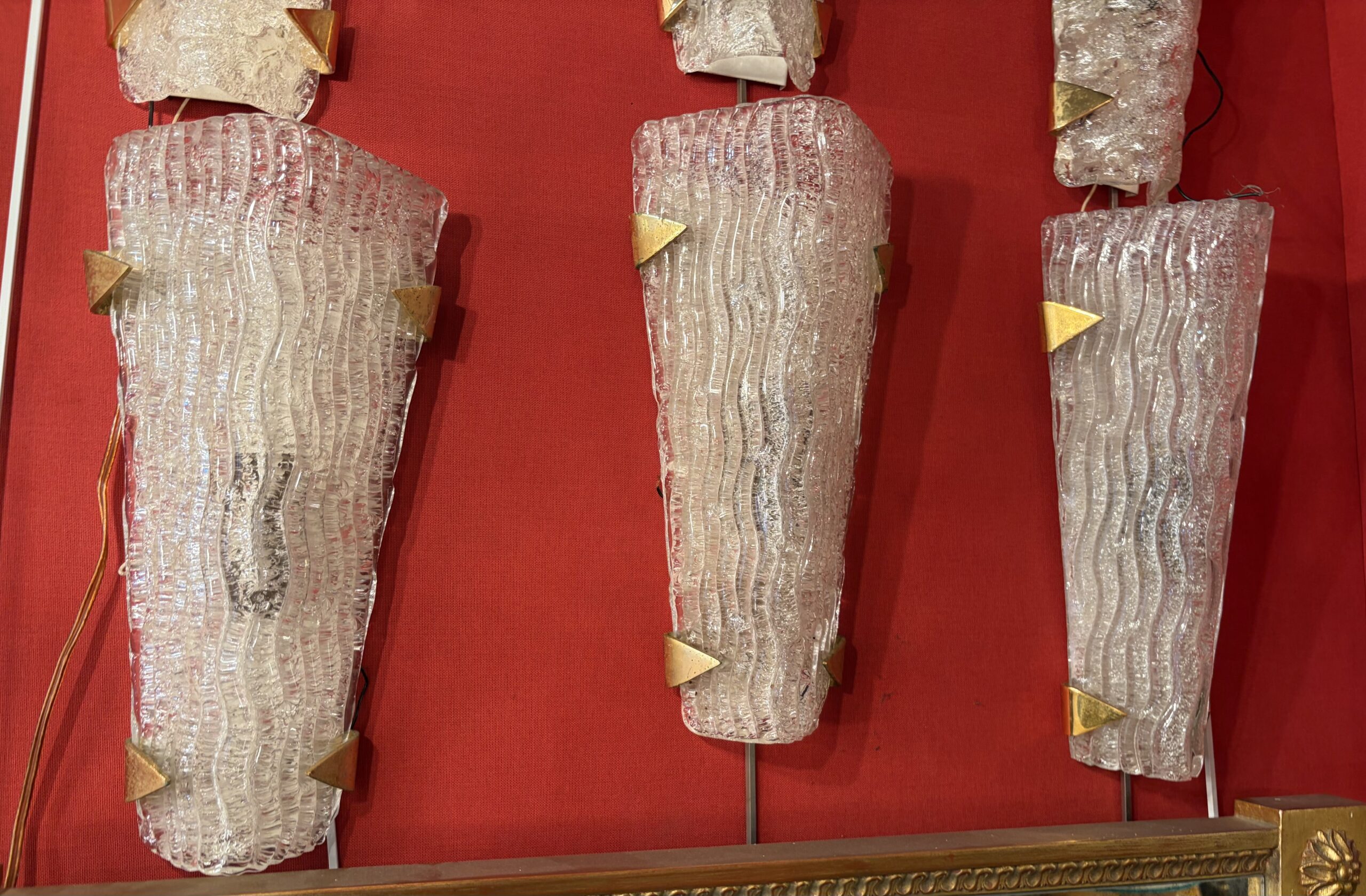 1950/70′ 2 Séries de 3 Appliques en Verre Granité DLG Murano ,Kalmar Avec Griffes en Laiton Doré Attribué A Maison Arlus – Image 9