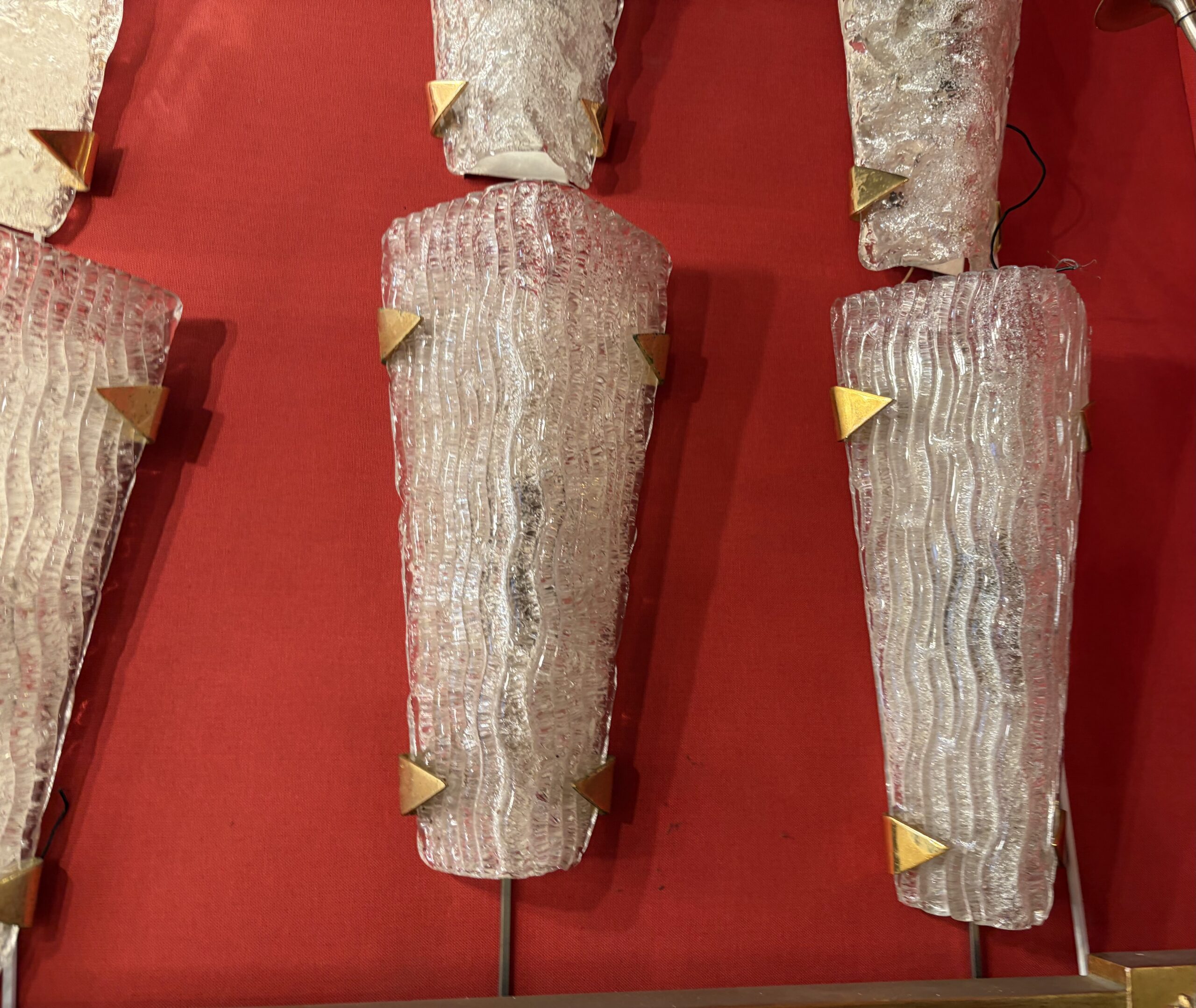 1950/70′ 2 Séries de 3 Appliques en Verre Granité DLG Murano ,Kalmar Avec Griffes en Laiton Doré Attribué A Maison Arlus – Image 8