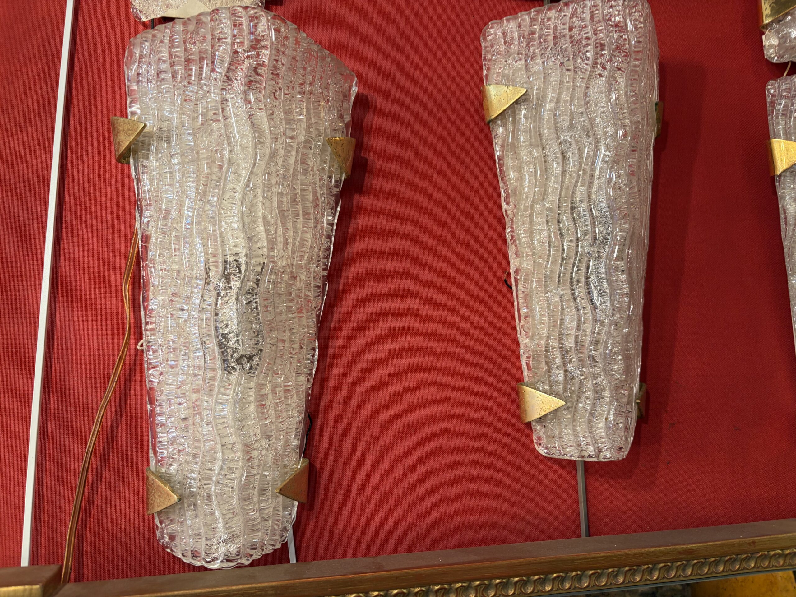 1950/70′ 2 Séries de 3 Appliques en Verre Granité DLG Murano ,Kalmar Avec Griffes en Laiton Doré Attribué A Maison Arlus – Image 7