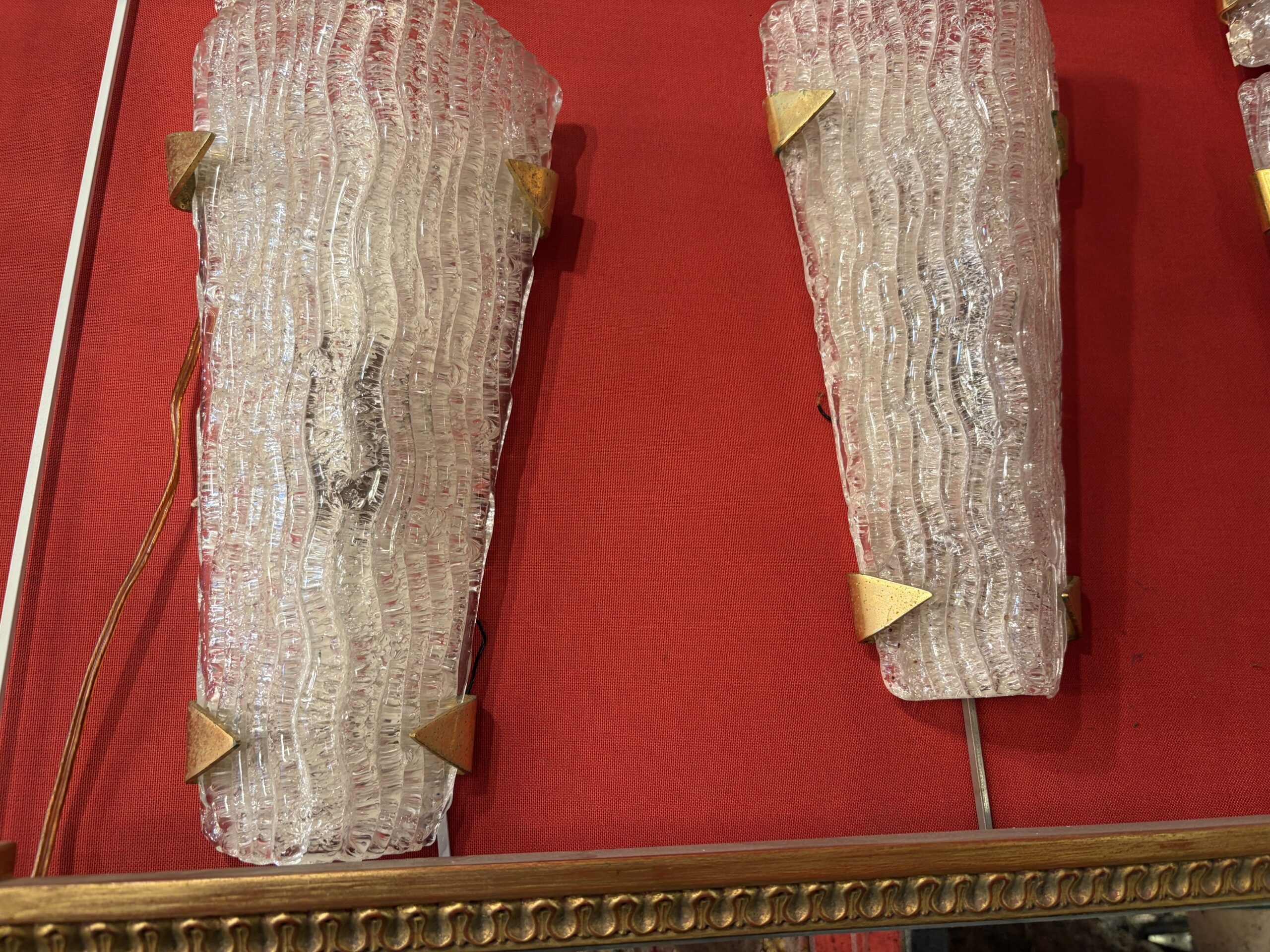 1950/70′ 2 Séries de 3 Appliques en Verre Granité DLG Murano ,Kalmar Avec Griffes en Laiton Doré Attribué A Maison Arlus – Image 6