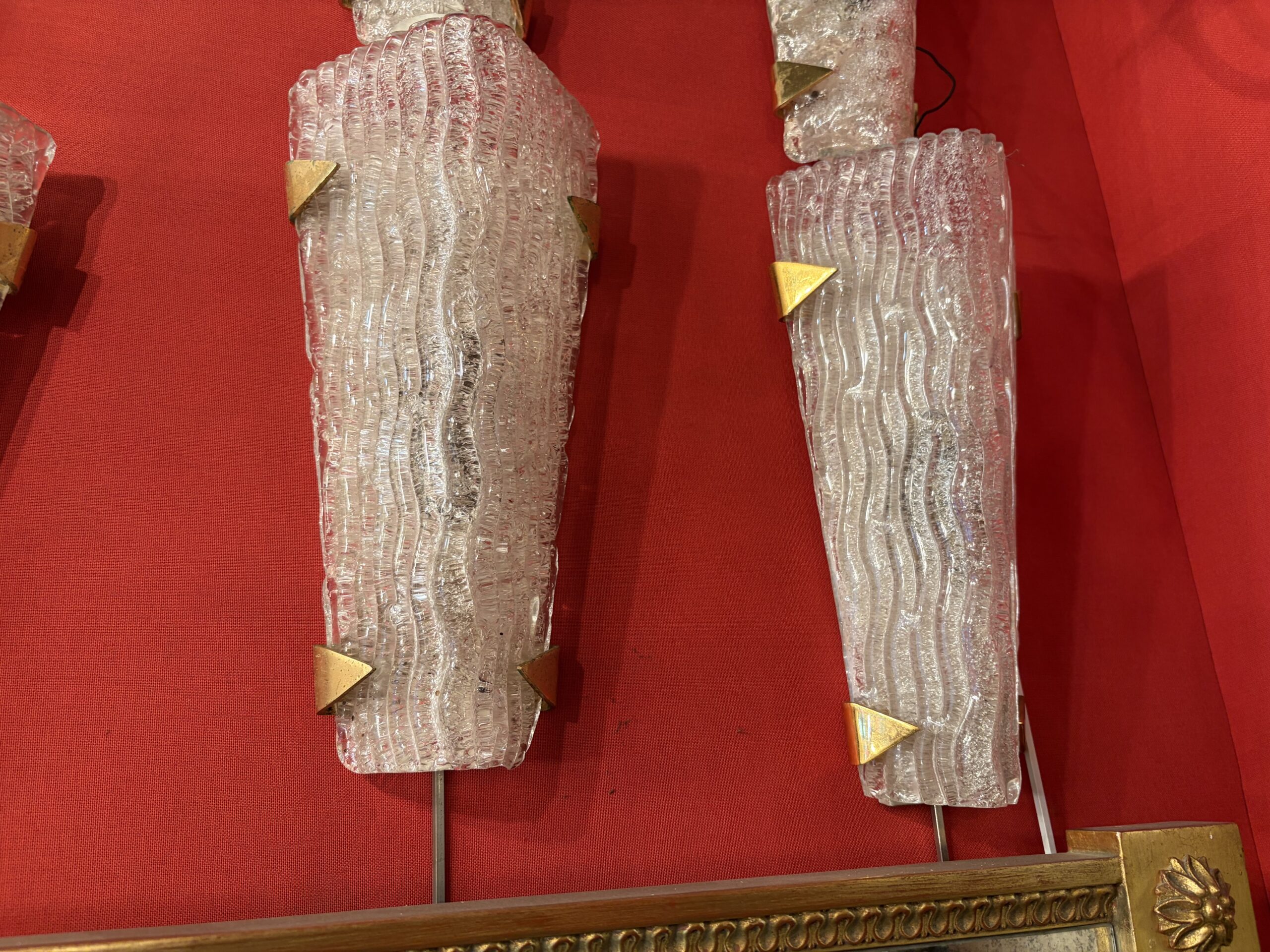 1950/70′ 2 Séries de 3 Appliques en Verre Granité DLG Murano ,Kalmar Avec Griffes en Laiton Doré Attribué A Maison Arlus – Image 5