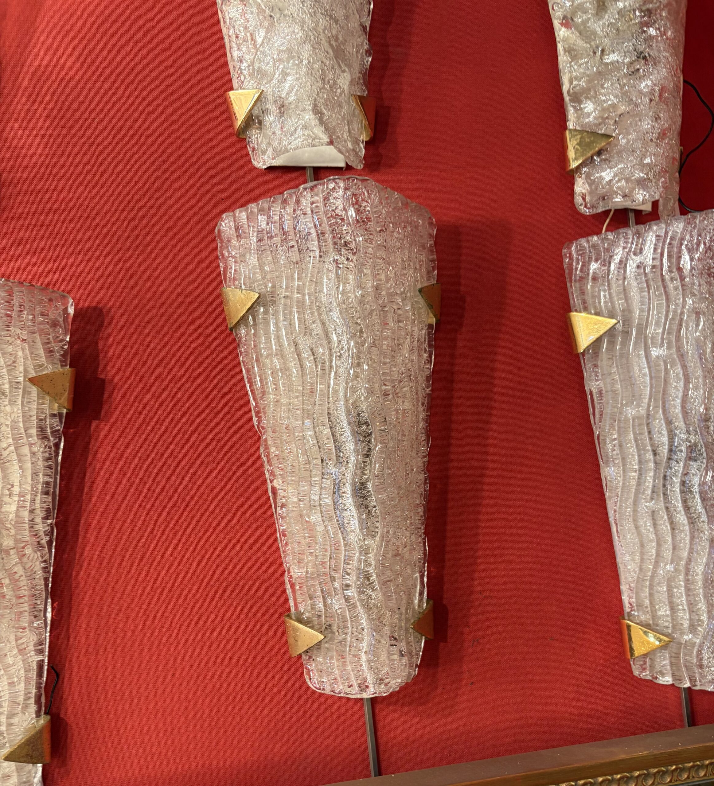 1950/70′ 2 Séries de 3 Appliques en Verre Granité DLG Murano ,Kalmar Avec Griffes en Laiton Doré Attribué A Maison Arlus – Image 3