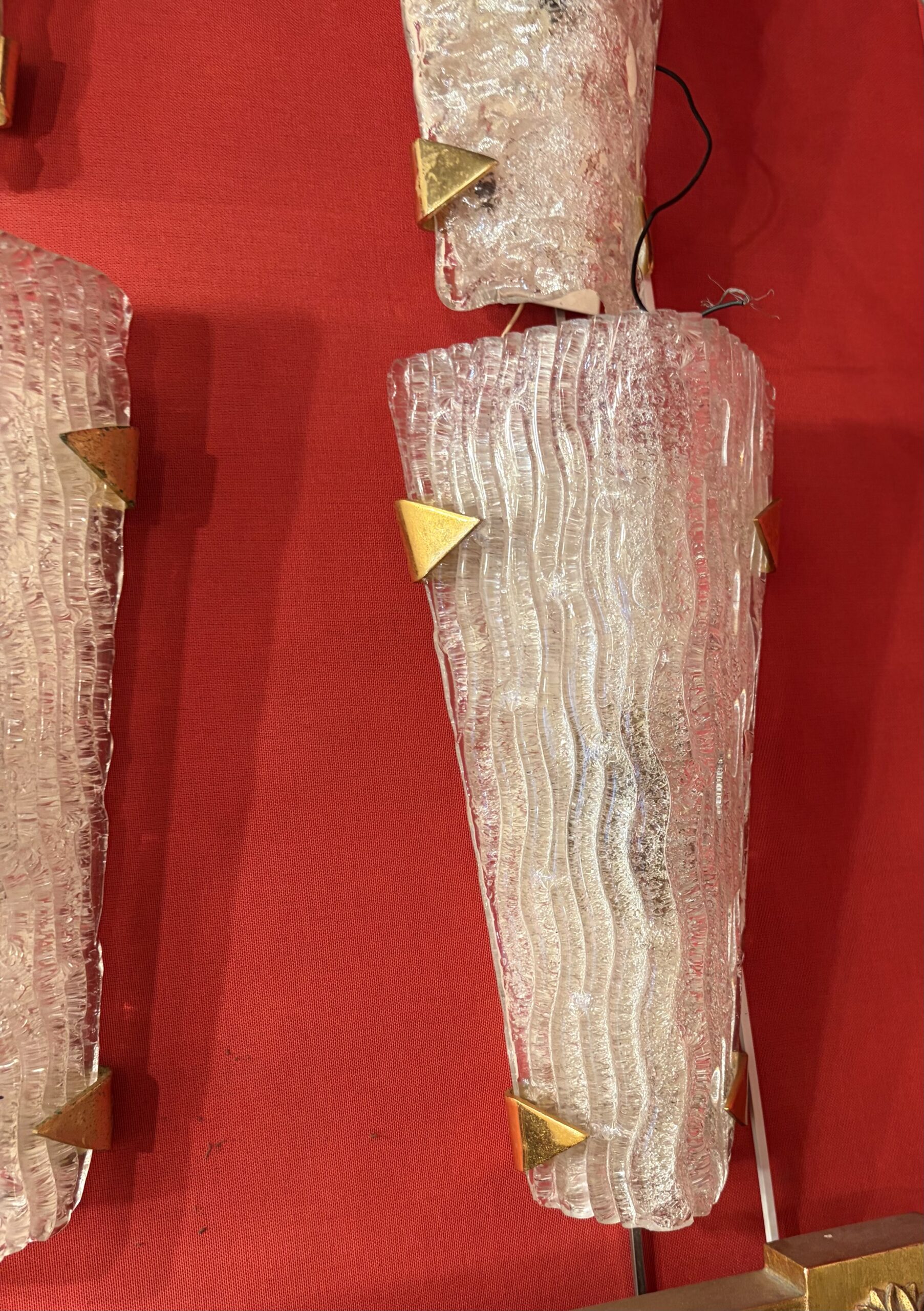 1950/70′ 2 Séries de 3 Appliques en Verre Granité DLG Murano ,Kalmar Avec Griffes en Laiton Doré Attribué A Maison Arlus – Image 2