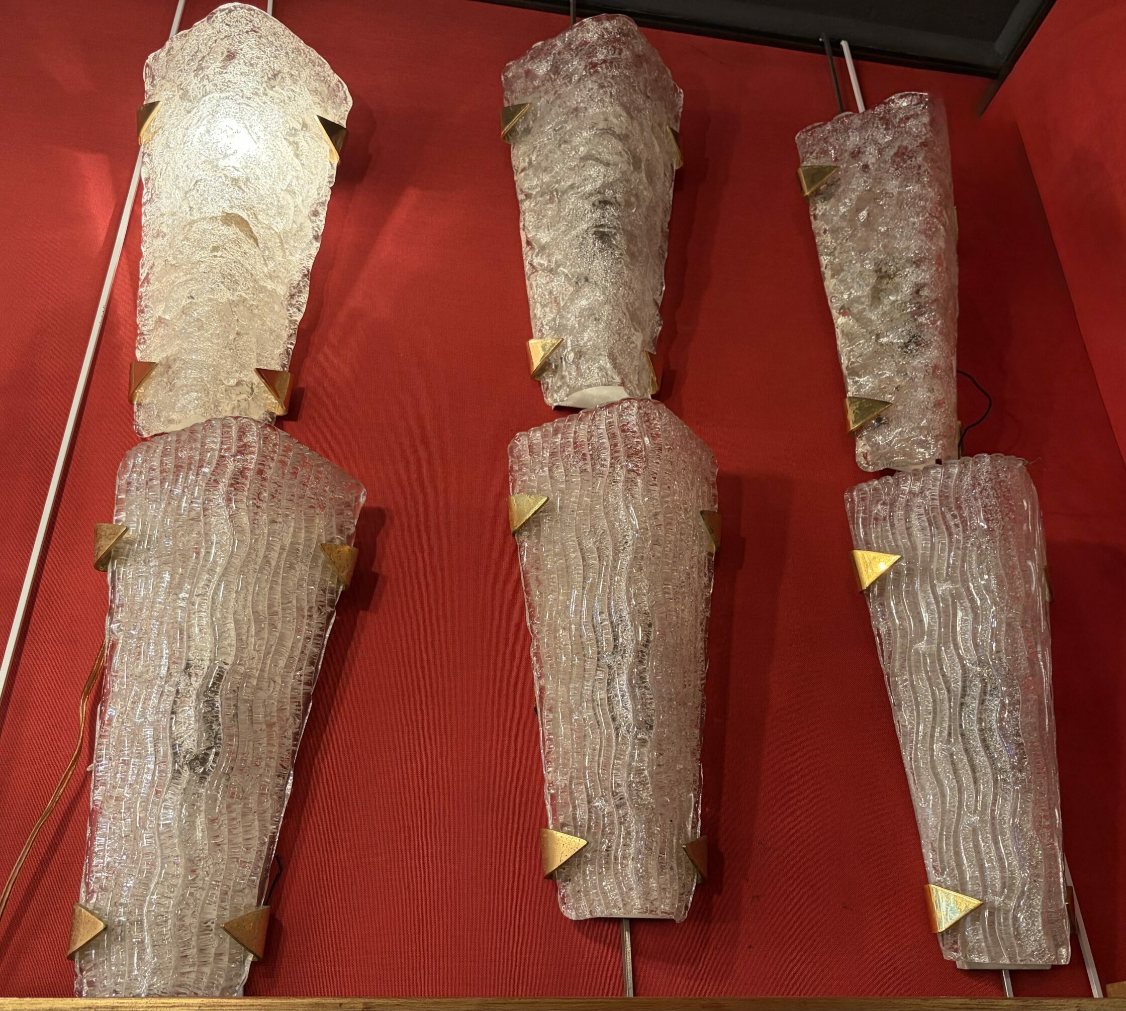 1950/70′ 2 Séries de 3 Appliques en Verre Granité DLG Murano ,Kalmar Avec Griffes en Laiton Doré Attribué A Maison Arlus